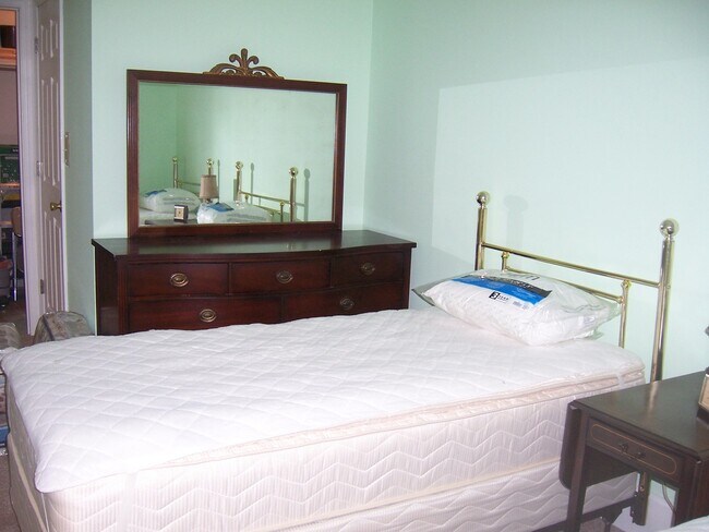 Building Photo - 2/1 in gated community, available now!