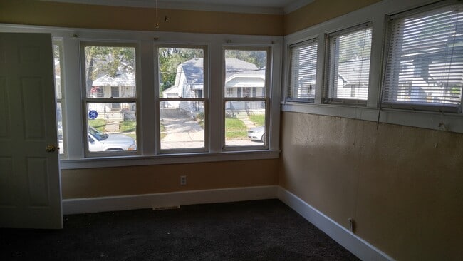 Building Photo - 2035 Barrows St