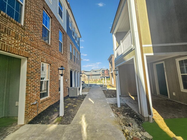 Building Photo - 305 Frederick Way