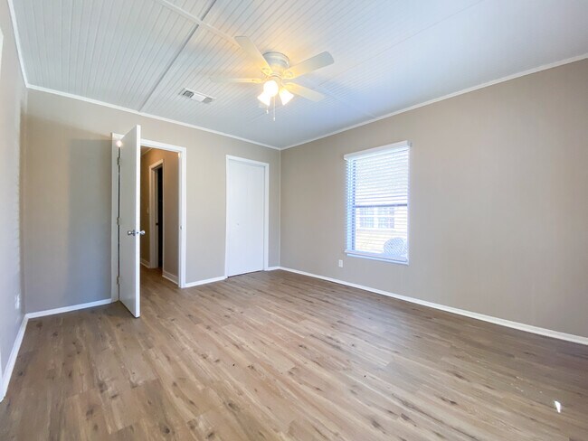 Building Photo - 1021 Moss St
