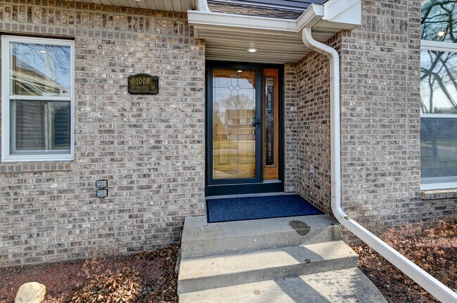 Building Photo - 1008 Thornecrest Dr