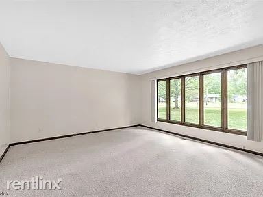 Building Photo - 3 br, 2 bath Duplex - 21224 Albion Road Right