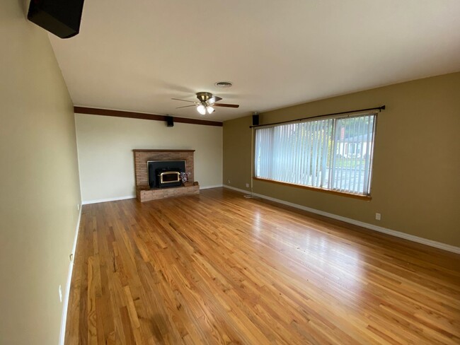 Building Photo - Spacious 3-Bedroom House in Eureka