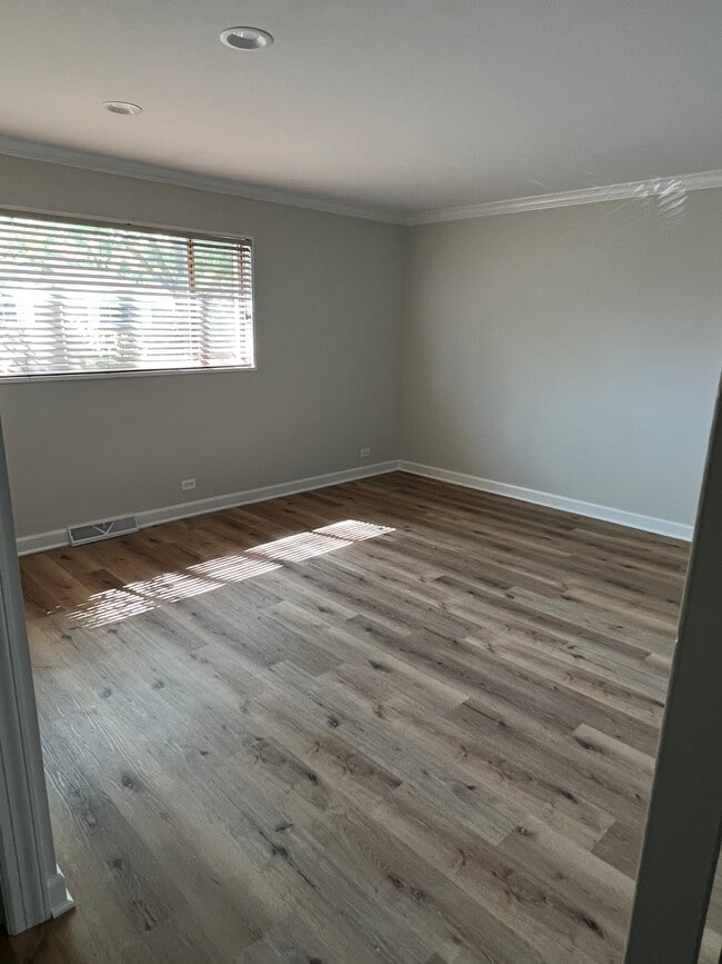 Building Photo - 665 Carriage Hill Dr