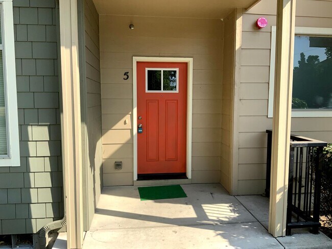 Photo - 2 Bedroom, 2 Bath Close to U of O campus on 14th & Patterson Apartment