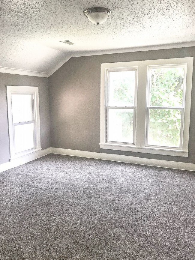 Building Photo - Gorgeous 2-bedroom duplex