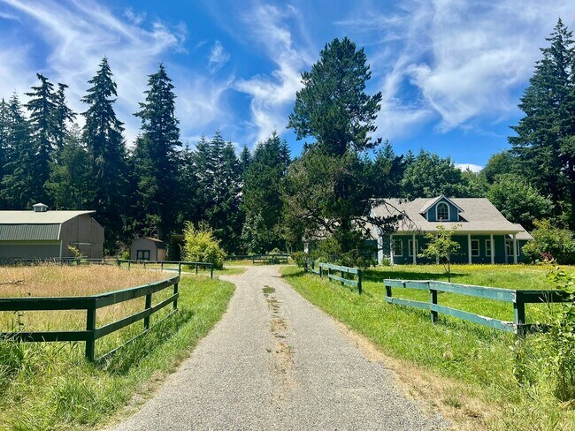 Foto del edificio - PENDING APPLICAITON; 3+ BD on 2 Acres - Barn Included