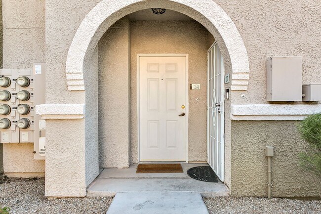 Foto del edificio - Fully Furnished/Great location 3 bedrooms 2  bath, community pool/gated in south summerlin area