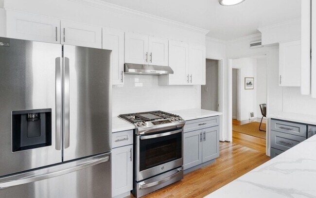 Building Photo - 1384 Ada St