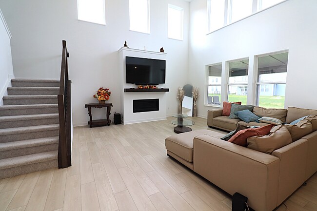 Building Photo - 15436 Manderley St