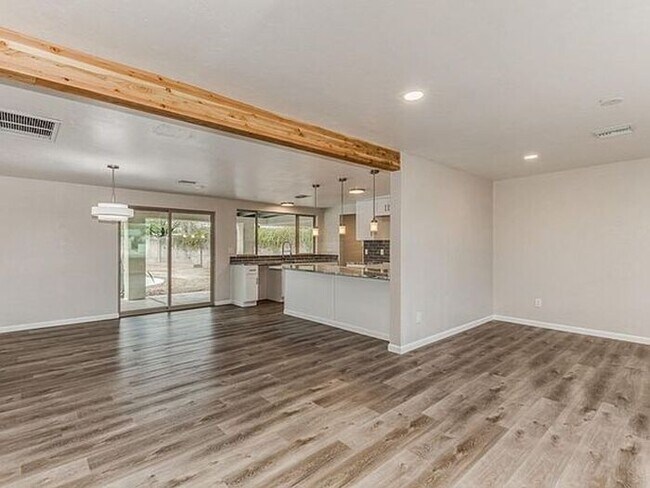 Building Photo - 4BR w/ Pool + Covered Patio in Tucson 85704