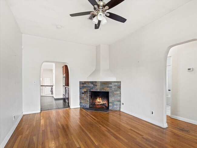 Foto del edificio - Sam Hughes Remodeled Home