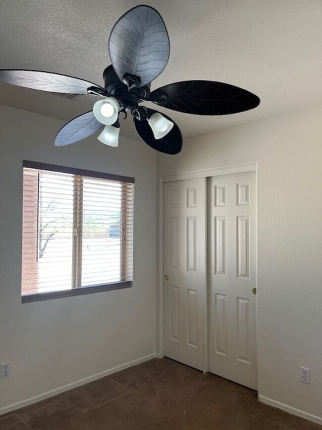 Foto del edificio - Light and Bright Continental Ranch Home