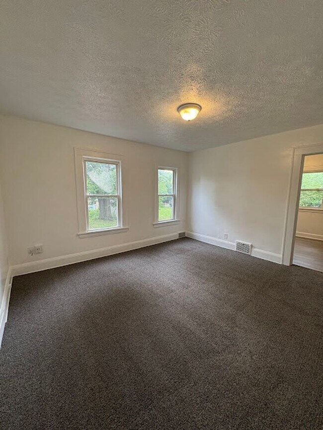 Building Photo - Work Duplex 360 Holdings