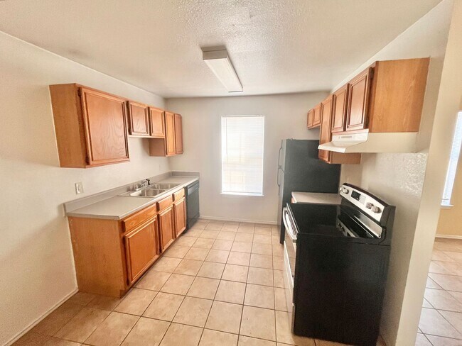 Foto del edificio - NEW IN MANAGEMENT - AVAILABLE NOW