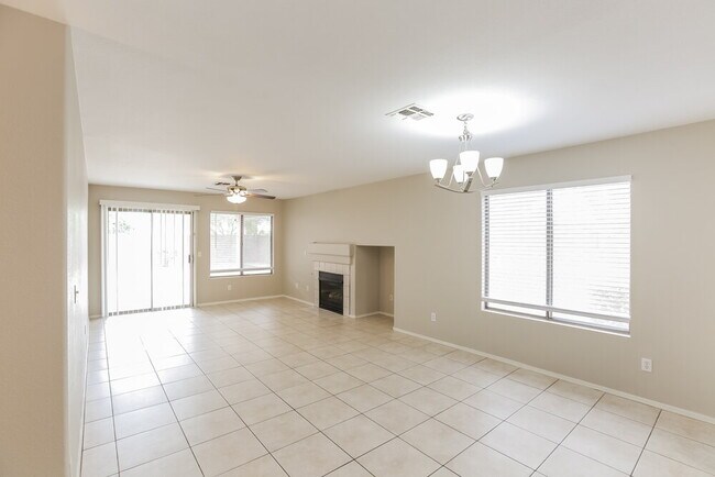 Foto del edificio - 16083 W Monroe St