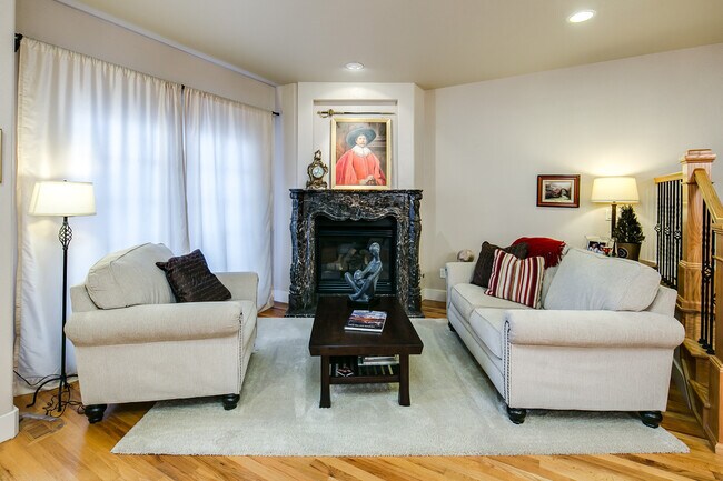 Building Photo - Wash Park 3 Bedroom Home (Available Immedi...