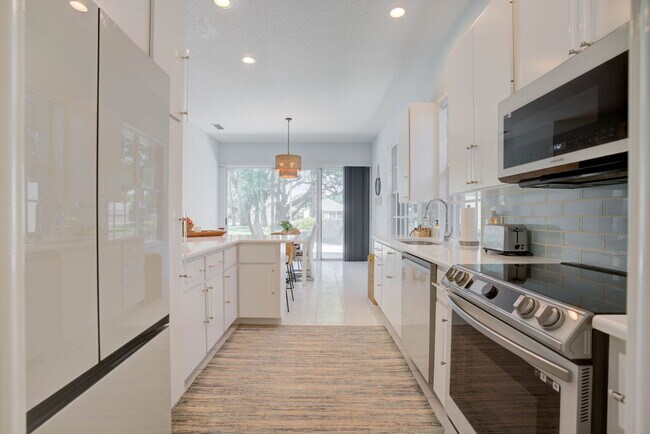 Building Photo - 2027 Bedford Dr