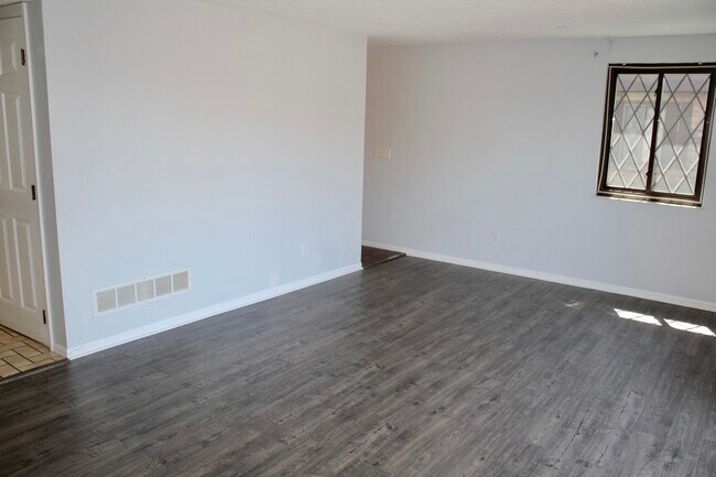 Building Photo - 7451 Saxony Dr