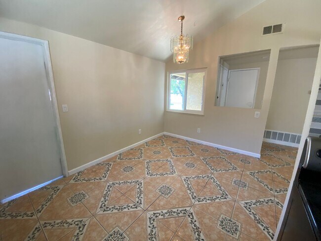 Building Photo - Lancaster 3 bedroom
