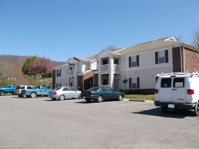 Building Photo - 3 br, 2 bath Apartment - Rose Hill Apt.