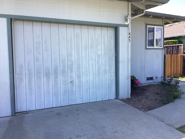 Building Photo - Live Oak