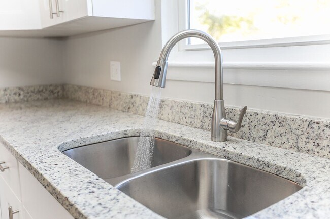 Foto del edificio - Spacious Home Near Bow Creek & Lynnhaven Mall