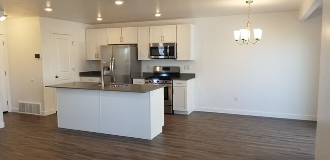 Foto del edificio - 3 Bedroom Town Home in Herriman Available ...