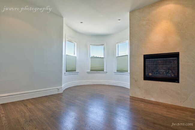 Building Photo - 555 Sanchez St