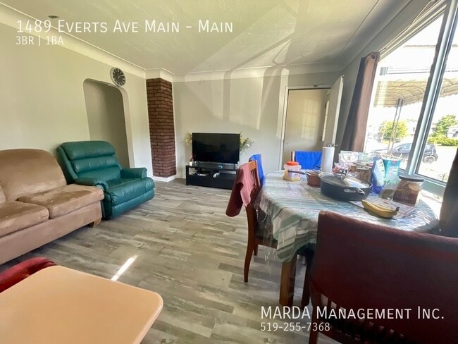 Photo du bâtiment - SPACIOUS 3BEDROOM/1BATH MAIN FLOOR UNIT + ...