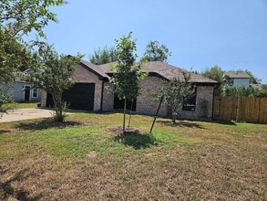 Building Photo - 214 Maple Ln