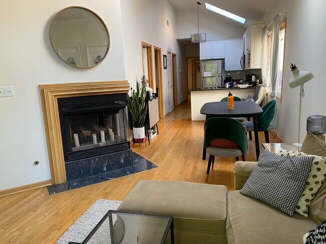 Building Photo - 1543 W Thomas St