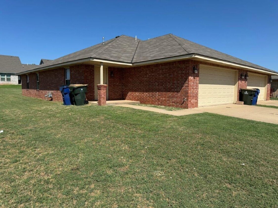 Foto principal - 3 bed 2 bath duplex in Chickasha! Ready fo...