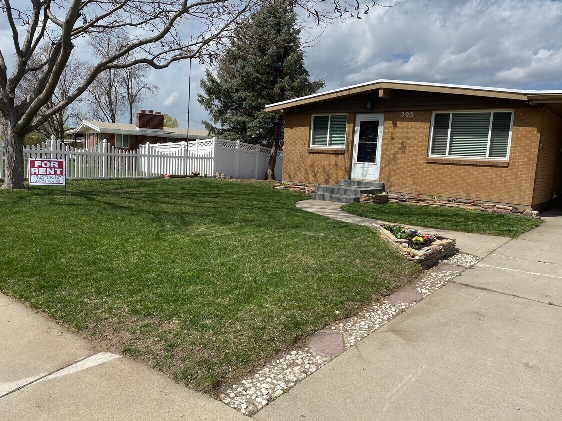 Front - 395 Cloverdale Rd