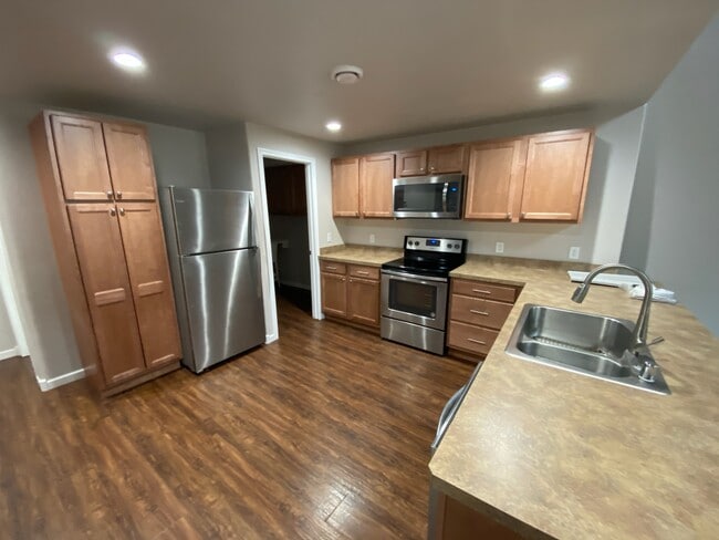 Building Photo - 135 Hemlock Dr