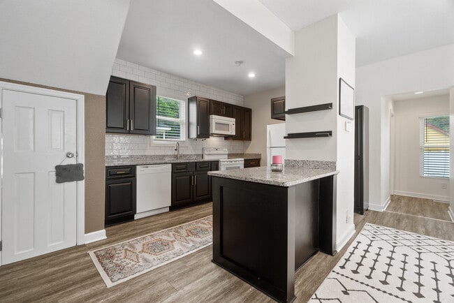 Photo - 846 W 41st St House