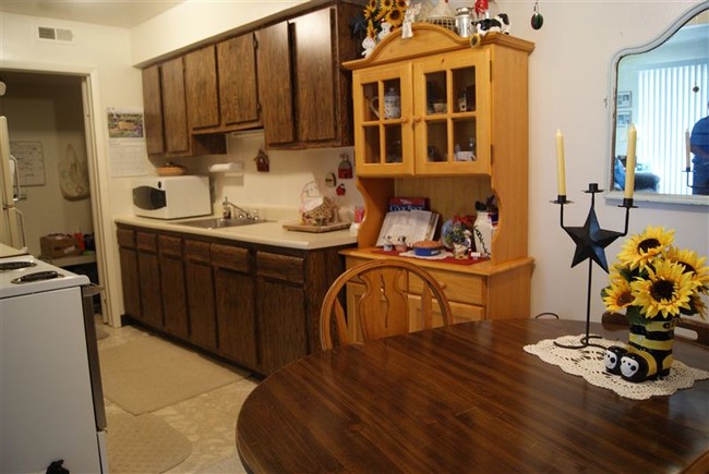 Building Photo - 2 br, 1 bath Apartment - Riverside Manor