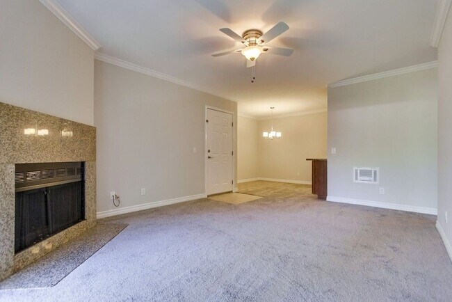 Building Photo - 2 Bedroom, 2 Bath Top Floor Condo in Ranch...