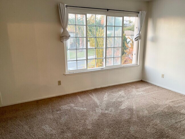 Building Photo - 746 Hacienda Dr