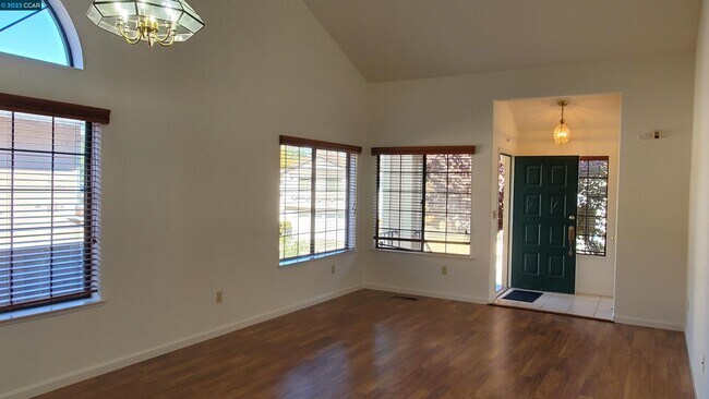 Building Photo - 5567 Deer Run Dr