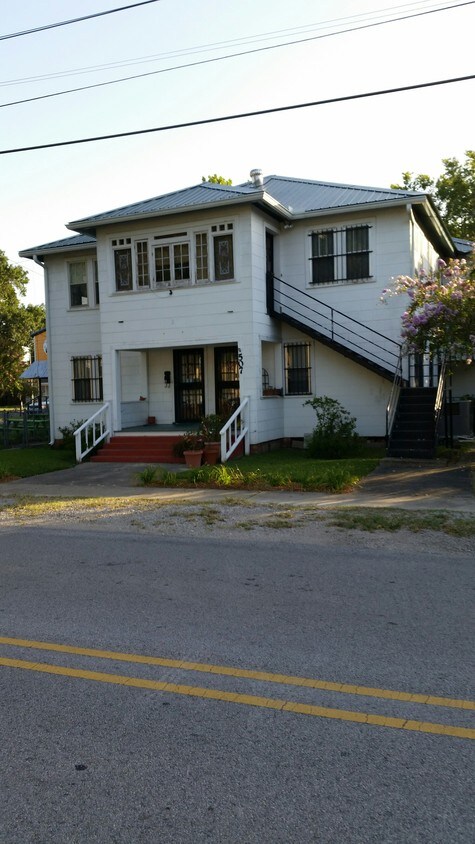 Apt. A left side lower ri lower left side - 507 E Vermilion St