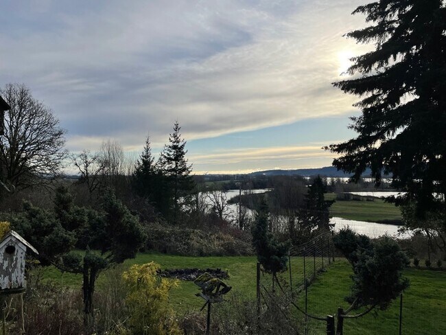Building Photo - BEAUTIFUL VIEW OF THE COLUMBIA RIVER
