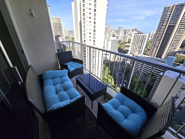 Foto del edificio - Fully Furnished 1br/1bath/1pkg Condo at Villa at Eaton Square