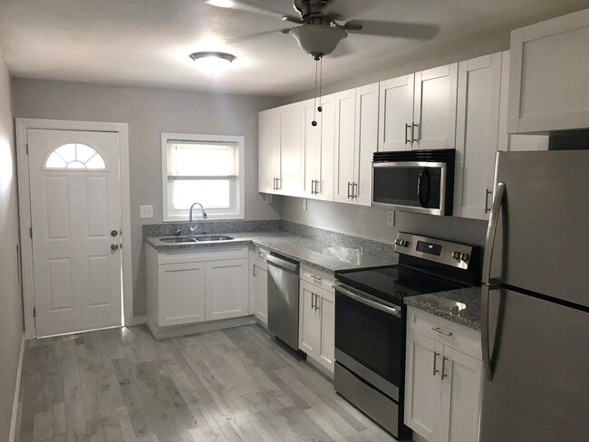 Kitchen: granite counters & Stainless Steel appliances - 2216 W Woodlawn Ave