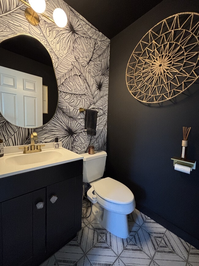 Powder room - 249 East Ave