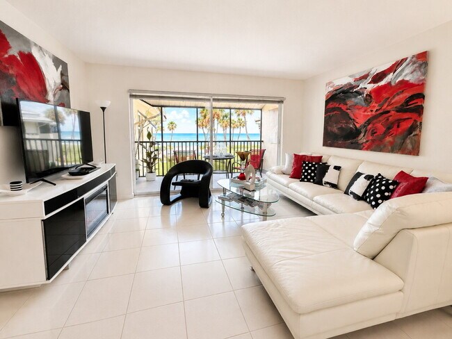 Foto del edificio - Meticulous Gulf front condo with unobstructed views of the clear blue water.