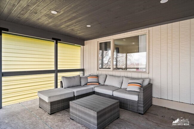 Building Photo - Manor on the Hill