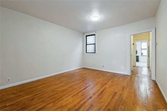 Foto del edificio - 67-05 Woodside Ave