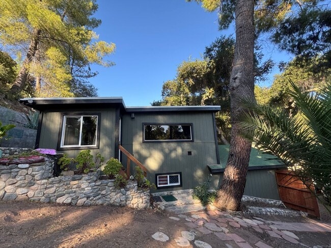 Building Photo - 1619 Oak Dr