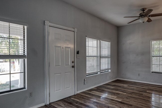 Building Photo - 905 E 3rd St